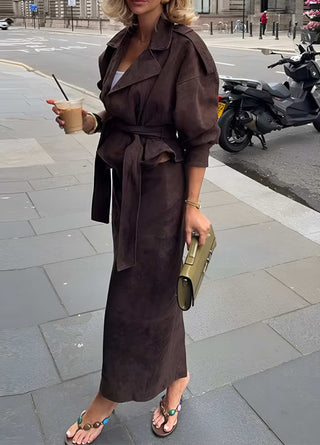 Clara – Dunkelbraunes Suede Set mit Trench Blazer & Rock
