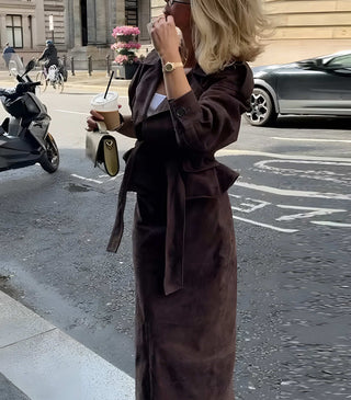 Clara – Dunkelbraunes Suede Set mit Trench Blazer & Rock