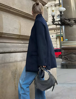 Camille – Schwarzer Blazer Mantel mit Nadelstreifen