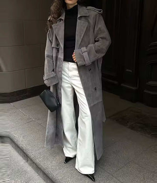 Isabella – Langer Trenchcoat aus Veloursleder in Grau
