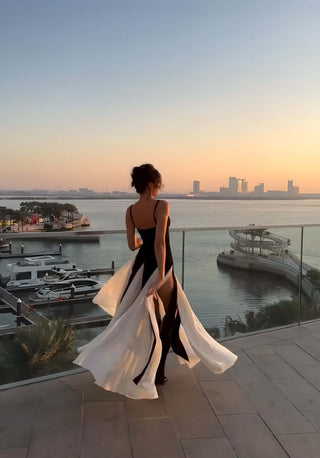 Lora - Schwarz-weißes Maxikleid – Trägerkleid mit Kontrastfalten