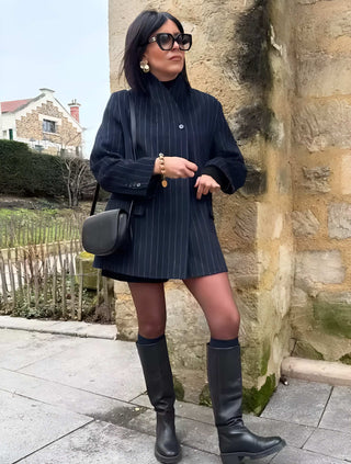 Camille – Schwarzer Blazer Mantel mit Nadelstreifen