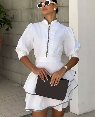 Élise – Weißes Rüschenkleid mit Stehkragen & Kontrastkante