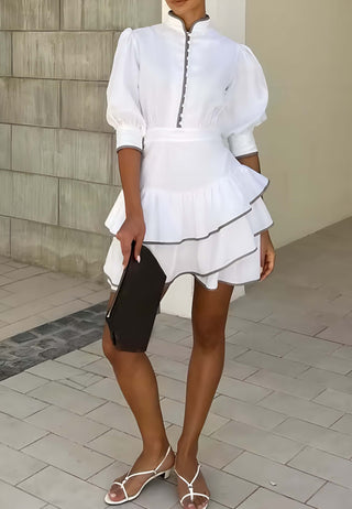 Élise – Weißes Rüschenkleid mit Stehkragen & Kontrastkante