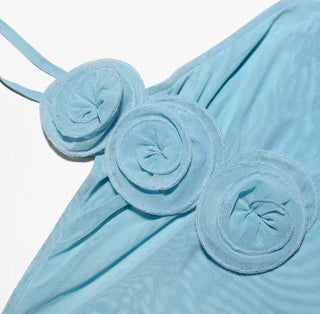Ocean Bloom – Blaues Sommerkleid mit Rosendetails