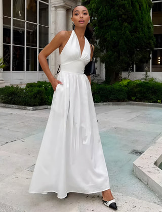 Pure Allure Kleid – Neckholder-Maxikleid in Ivory mit fließendem Satin-Finish