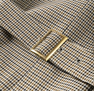 Karoblazer Damen – Edel & modern mit goldenen Details