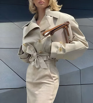Sara - Kurzer Trenchcoat in Hellbeige