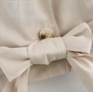 Sara - Kurzer Trenchcoat in Hellbeige