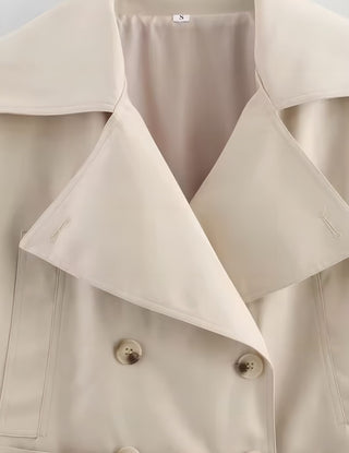 Sara - Kurzer Trenchcoat in Hellbeige