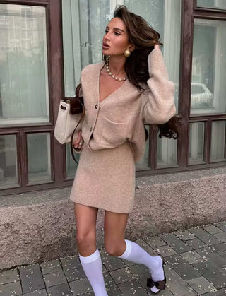 Amira – Beiges Knit Set mit Cardigan & Minirock
