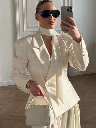 Valentina – Weißer Satin Blazer mit Schal-Detail