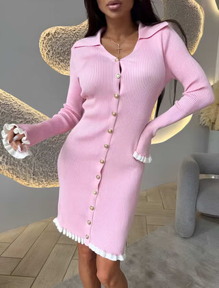 Isabella – Knit Kleid mit Knopfleiste & Rüschen-Details