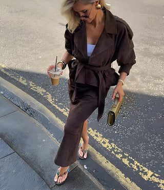 Clara – Dunkelbraunes Suede Set mit Trench Blazer & Rock