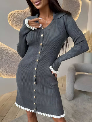 Isabella – Knit Kleid mit Knopfleiste & Rüschen-Details