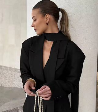 Valentina – Weißer Satin Blazer mit Schal-Detail