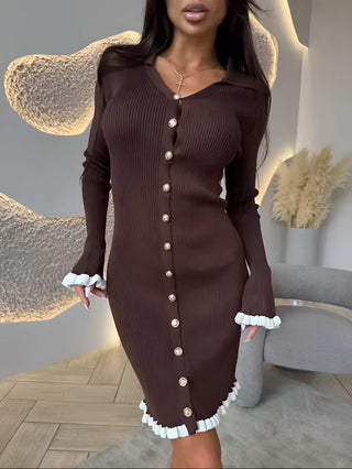 Isabella – Knit Kleid mit Knopfleiste & Rüschen-Details