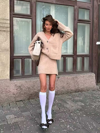 Amira – Beiges Knit Set mit Cardigan & Minirock