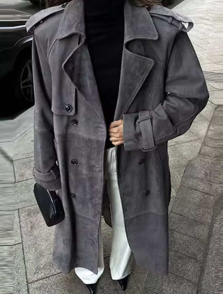Isabella – Langer Trenchcoat aus Veloursleder in Grau