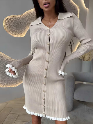 Isabella – Knit Kleid mit Knopfleiste & Rüschen-Details