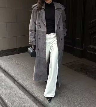 Isabella – Langer Trenchcoat aus Veloursleder in Grau