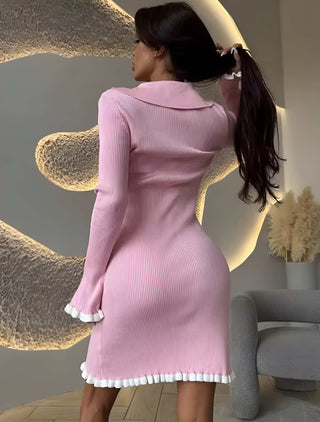 Isabella – Knit Kleid mit Knopfleiste & Rüschen-Details