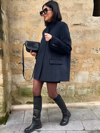 Camille – Schwarzer Blazer Mantel mit Nadelstreifen