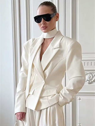 Valentina – Weißer Satin Blazer mit Schal-Detail