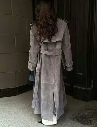 Isabella – Langer Trenchcoat aus Veloursleder in Grau