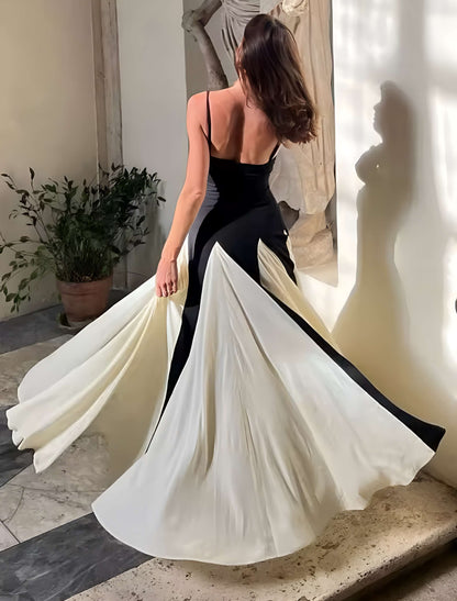 Lora - Schwarz-weißes Maxikleid – Trägerkleid mit Kontrastfalten