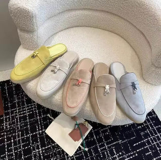 Sora Loafer in Wildlederoptik – Slip-ons mit silberner Schloss-Applikation
