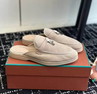 Sora Loafer in Wildlederoptik – Slip-ons mit silberner Schloss-Applikation
