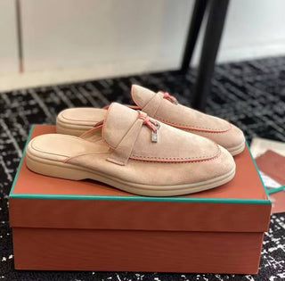 Sora Loafer in Wildlederoptik – Slip-ons mit silberner Schloss-Applikation