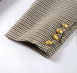 Karoblazer Damen – Edel & modern mit goldenen Details